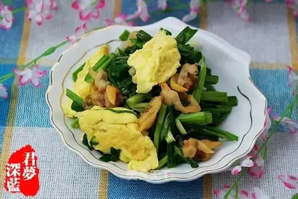 Scrambled eggs with leek and clam meat