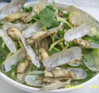 Steamed loofah with razor clam