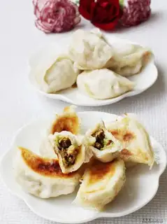 Fried dumplings with noodles