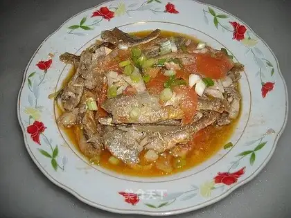 Braised small yellow croaker with tomato