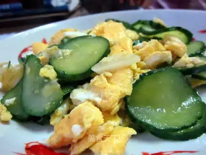 Scrambled eggs with cucumber