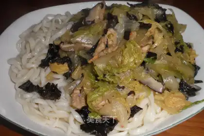 Mixed noodles with cabbage