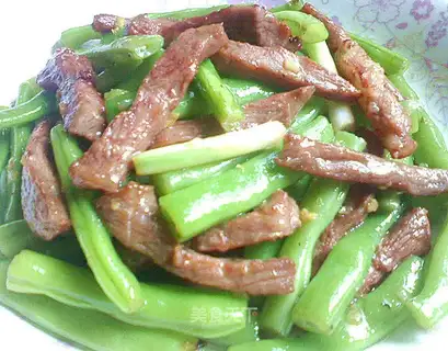 stir-fried dragon tooth beans with pork strips