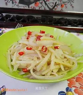 Stir fried shredded potatoes and shredded onions