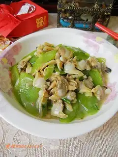 stir-fried clam meat with lettuce slices