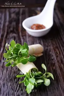 Toon seedlings and bean rolls