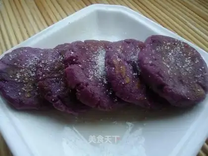 Pan-fried purple potato glutinous rice cake
