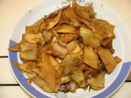 Home-cooked fried bamboo shoots slices
