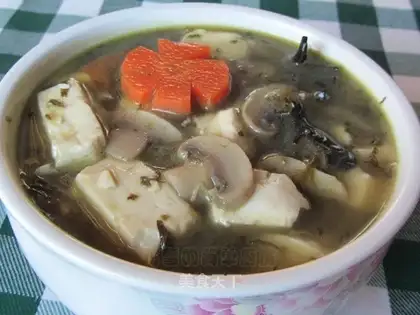 Mushrooms and dickweed tofu soup