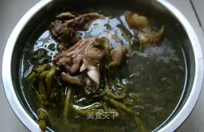 Braised bone soup with watercress