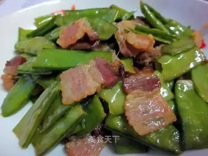 stir-fried bacon with peas and horns