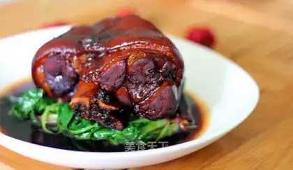 Carved rock sugar black hair pork elbow