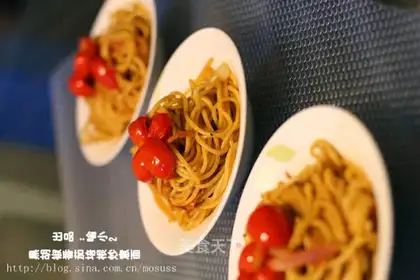 Spaghetti with pepper, tomato and bacon