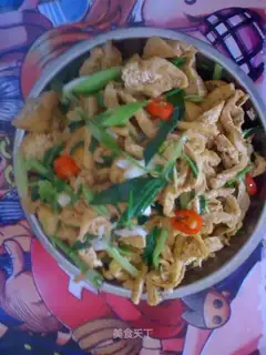 Fried tofu and stir-fried celery