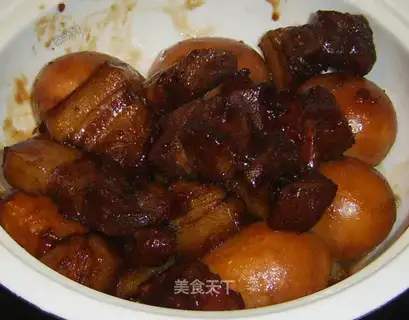 Stewed pork with egg in sauce