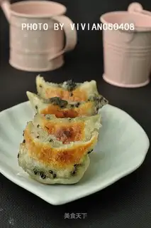 Fried dumplings with leek and egg