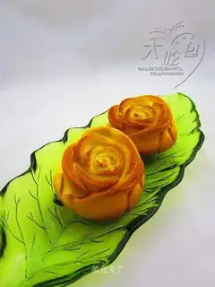 Golden Rose Sponge Cake