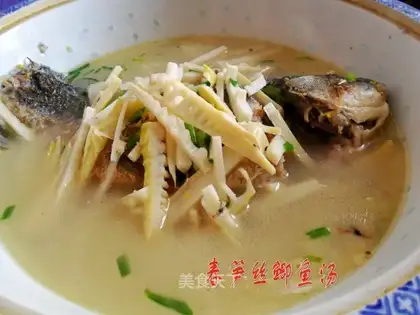 Spring bamboo shoots and shredded crucian carp soup