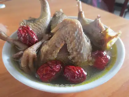 Stewed red dates and pigeons soup