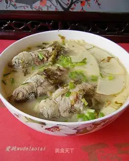 Stewed crucian carp with spring bamboo shoots and vegetables