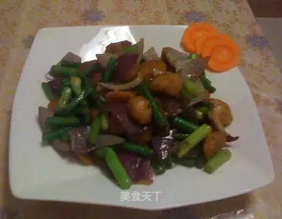 stir-fried chicken meatballs with garlic and curry