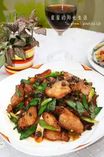 Fried pork with raw and salt
