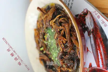 Shredded eel in fragrant oil
