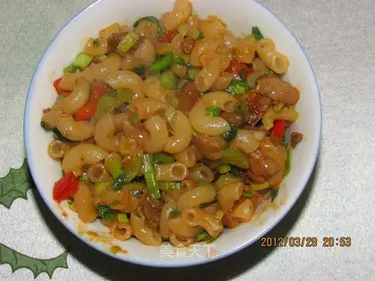 Fried noodles with celery and red pepper
