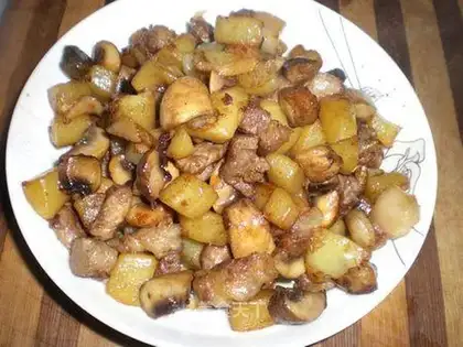 Roasted pork with potatoes and mushrooms