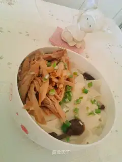Sliced noodles with mushroom and shredded pork