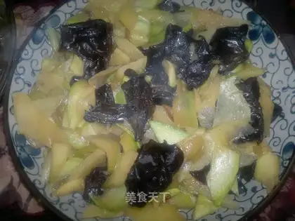 stir-fried potatoes with sliced melons and fungus
