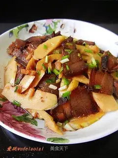 Fried bacon with spring bamboo shoots