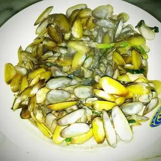 stir-fried cucumber seeds with onions and ginger