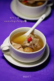 Stewed pork bone soup with fig