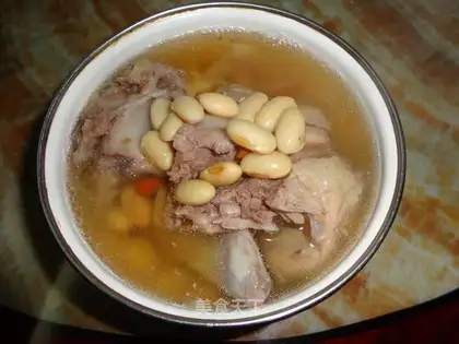 Pork spine and soybean soup