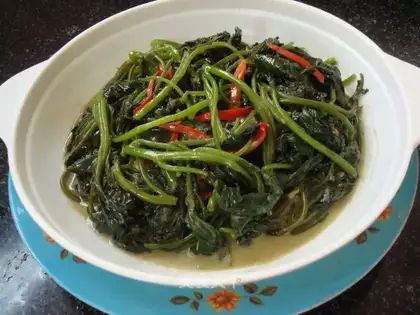 stir-fried sweet potato leaves with tofu and shredded pepper