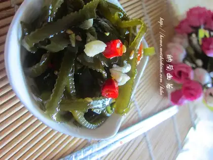 Stir shredded seaweed in a stir-fried manner