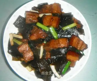 Braised pork with seaweed