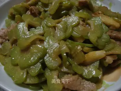 Sauteed pork slices with bitter gourd