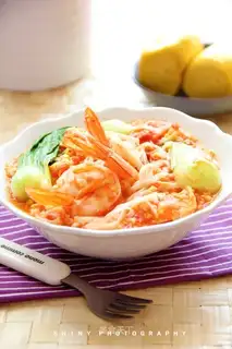 Fresh shrimp, tomato and egg noodles