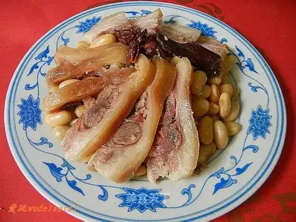 Stewed soybeans with salted pig's head meat