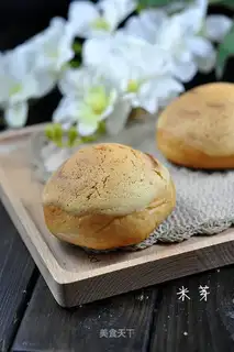 Strawberry cheese bun