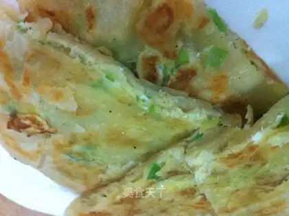 Hot noodles and egg filling cakes