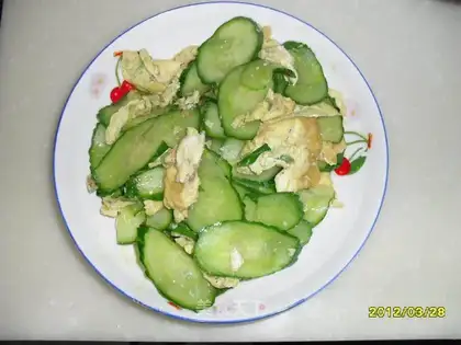 Scrambled eggs with cucumber