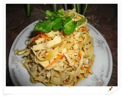 Mushroom mushrooms mixed with dried shredded tofu