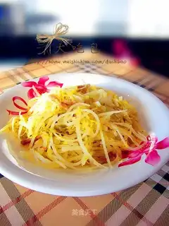 stir-fried shredded potatoes with pickled cabbage