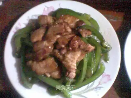 Beef covered with green pepper