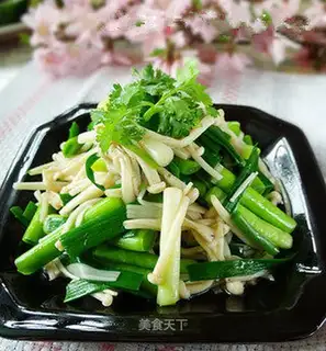 Garlic sprouts mixed with mushroom
