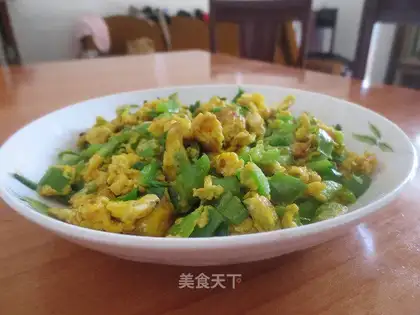 Fried eggs with green pepper