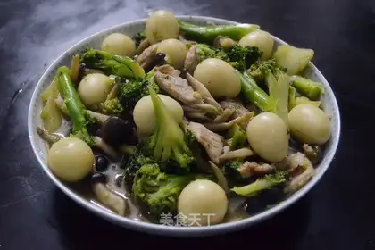 Quail eggs with broccoli mushroom flavor